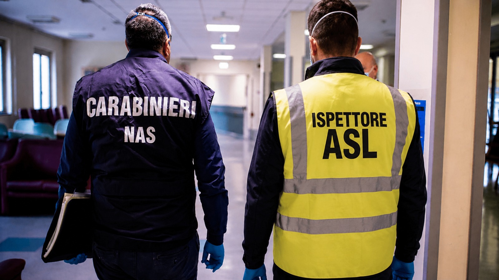 Ispezione dei Carabinieri NAS in cucina